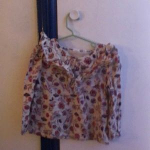 Long sleeve lightweight with beautiful collar detail.